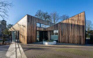 bedrijfspand van houten ombouw