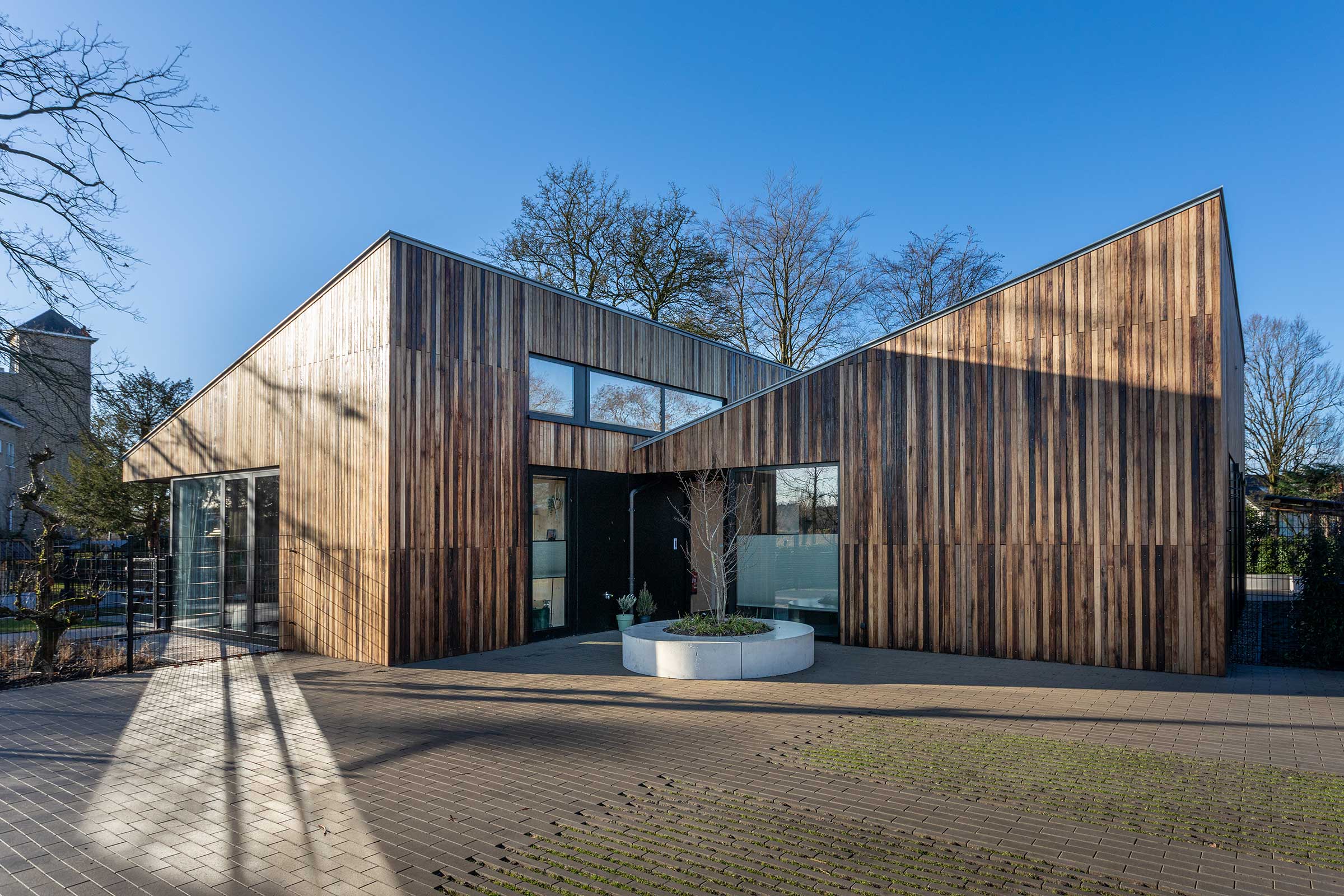 bedrijfspand van houten ombouw